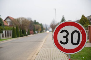 Şehir merkezinde hız limiti saatte 30 km.
