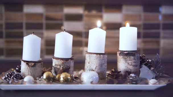 Свечи на венке Адвента зажигаются каждое воскресенье по традиции — стоковое видео