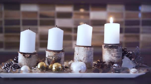 Die Kerzen am Adventskranz werden traditionell jeden Sonntag entzündet — Stockvideo