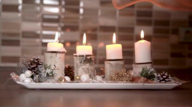 Geleneğe göre Noel arifesinden önce evde dört tane yanan Noel mumu var.