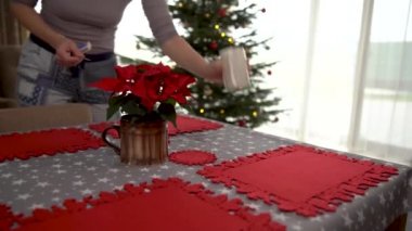 Noel tatili için şenlik masası. Akşam yemeğinden önce mum yak