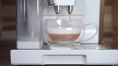 Evinizdeki otomatik kahve makinesinde güzel kokulu kapuçino hazırlıyorum.