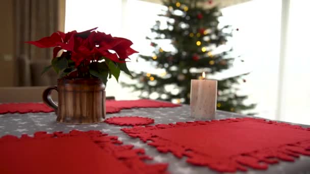 Escenario de mesa festiva para las vacaciones de Navidad. encender velas antes de la cena — Vídeos de Stock