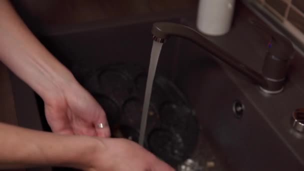 Lavare a mano i piatti nel lavandino in cucina dopo pranzo — Video Stock