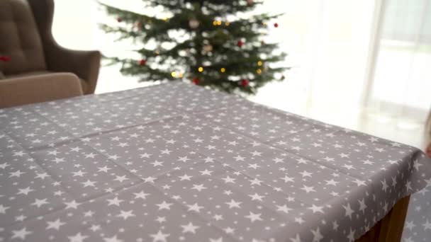 Slavnostní prostírání stolu na Vánoce, ubrusy a vánoční hvězdy — Stock video