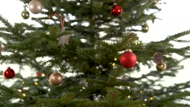 Arbre de Noël à la maison décoré avec différentes boules de couleur — Video