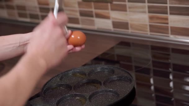 Preparing eggs in a pan in the kitchen. breakfast for the whole family — ストック動画