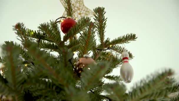 Cono da bowling in vetro sull'albero di Natale come decorazione — Video Stock