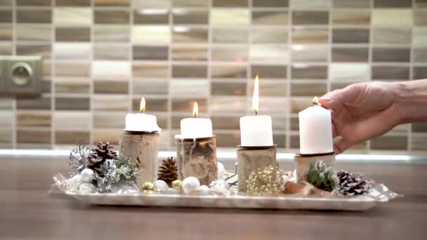 Quatro velas de Natal acesas em casa antes da véspera de Natal de acordo com a tradição — Vídeo de Stock