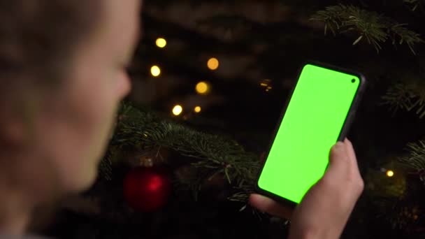 Donna controlla il suo smartphone. sfondo chiave per l'inserimento di contenuti personalizzati, area verde o bianca — Video Stock