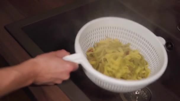 Tamizado de la pasta preparada y luego enjuague con agua líquida — Vídeo de stock