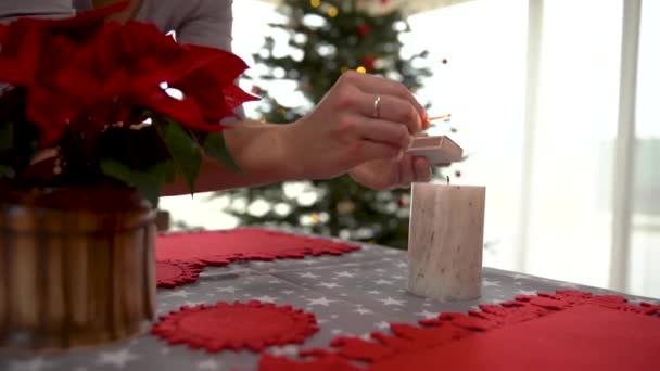 Escenario de mesa festiva para las vacaciones de Navidad. encender velas antes de la cena — Vídeo de stock