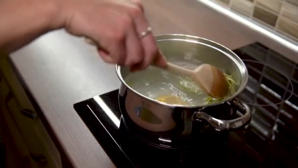 préparation de pâtes dans de l'eau bouillante sur un poêle dans un ménage 