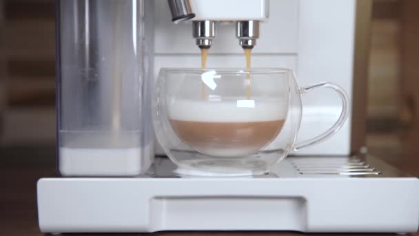 Prepararea cappuccino parfumat pe masina de cafea automata de acasa — Videoclip de stoc