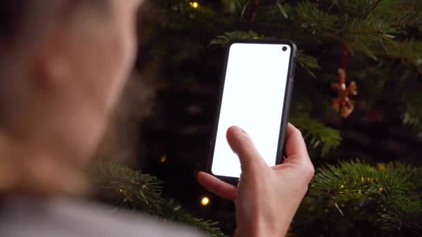 femme contrôle son smartphone. arrière-plan clé pour insérer du contenu personnalisé, zone verte ou blanche 