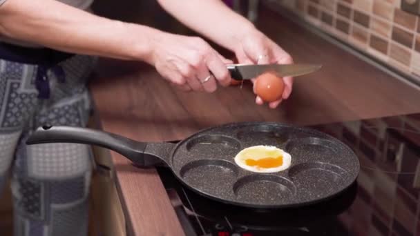 Preparando ovos em uma panela na cozinha. pequeno-almoço para toda a família — Vídeo de Stock