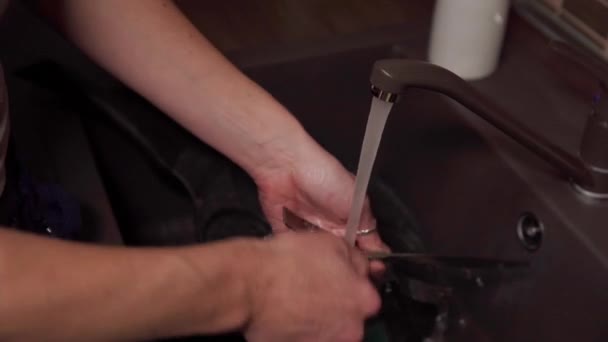 Mycie rąk w zlewie w kuchni po obiedzie — Wideo stockowe
