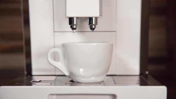 Préparation d'espresso parfumé sur votre machine à café automatique à domicile — Video