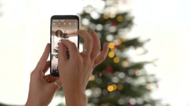 Akıllı telefon Noel ağacı ve dekorasyonuna zum yaparak çekim yapmak