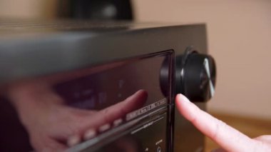 düğmeleri ve kaydırma tekerleğini kullanarak siyah amplifikatörün fonksiyonunu kontrol et
