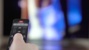 Uzaktan kumanda TV kanallarını değiştirir ve sesi kontrol eder