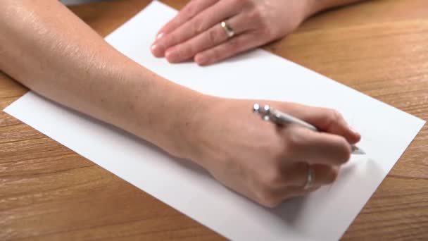 Desenhado sobre imagens de lápis de papel branco e desenhos com uma régua — Vídeo de Stock