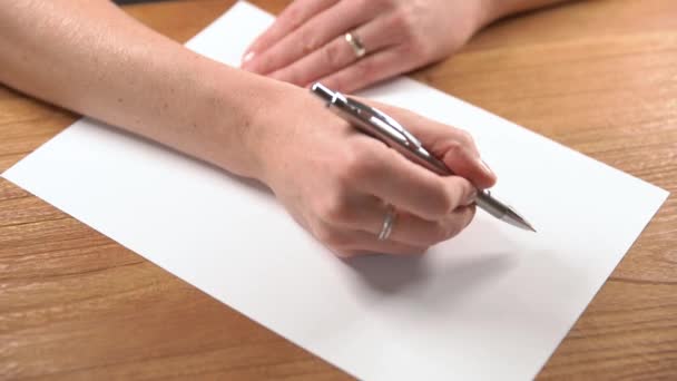 Mit einem Lineal auf weißem Papier gezeichnete Bleistiftzeichnungen und Zeichnungen — Stockvideo