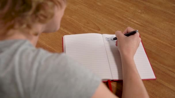 Žena psaní dopis pro rodinu v zahraničí — Stock video