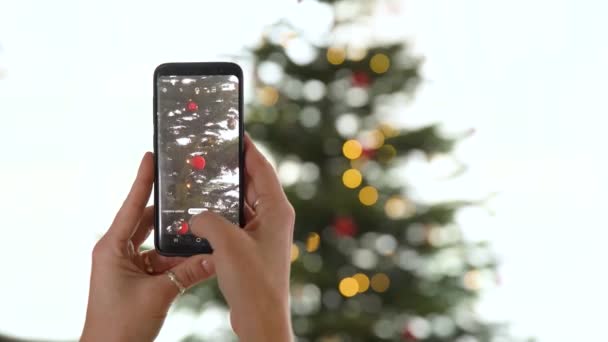 Bel arbre de Noël sur l'écran du smartphone au moment de l'enregistrement — Video