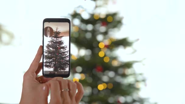 Prendre des photos et regarder des photos dans la galerie avec le thème de Noël — Video