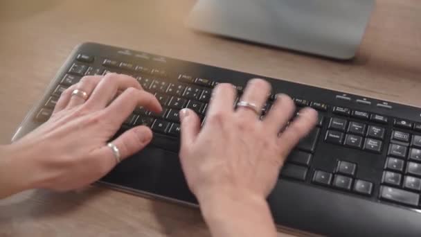 Λεπτομέρεια στο χέρι που ελέγχει έναν υπολογιστή χρησιμοποιώντας ένα πληκτρολόγιο και ένα ποντίκι — Αρχείο Βίντεο