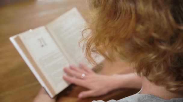 Lettura di una lettera con saluti e auguri di belle vacanze didonna che legge un libro in ufficio, voltando le pagine e pensare al contenuto — Video Stock