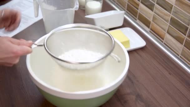 Просейте муку через решето, пока готовите тесто для торта — стоковое видео