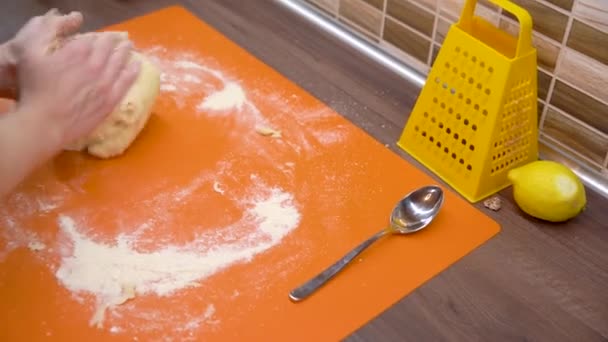 Amasar masa de pizza en la cocina en la estera de silicona — Vídeos de Stock