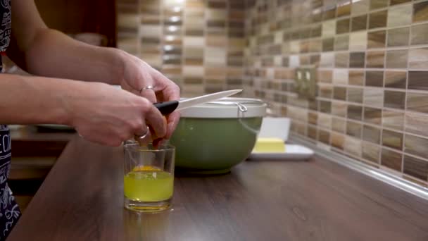 Preparando ovos para massa de bolo na cozinha — Vídeo de Stock