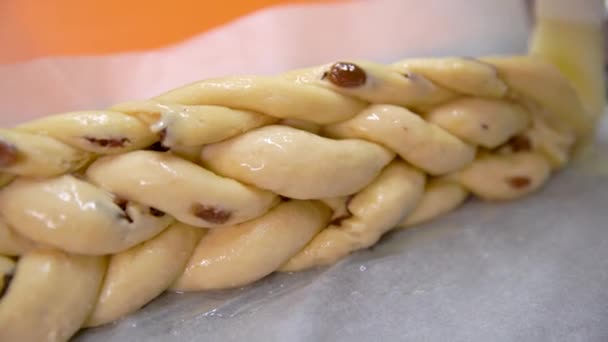 Weihnachtsbrötchen vor dem Backen im Ofen mit Butter einschmieren — Stockvideo