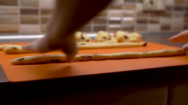 В'язання різдвяних булочок з тіста перед випічкою в духовці — стокове відео