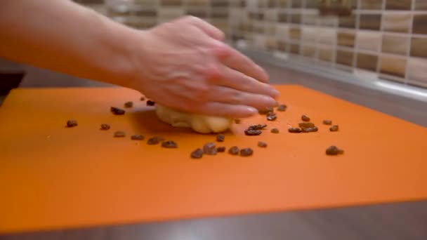 Prepare a massa com passas para bolo de Natal na cozinha — Vídeo de Stock