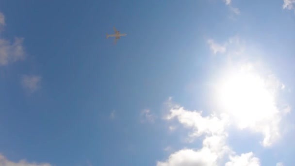 Pesawat di langit biru dengan awan terbang dan menghilang di jauh — Stok Video