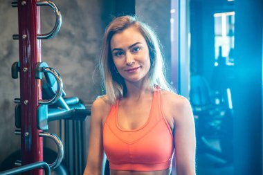 Spor salonunda spor salonu modeli ve arka planda mavi ışık