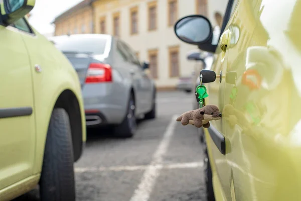 Забытые ключи в замке автомобиля, стоящего на парковке — стоковое фото