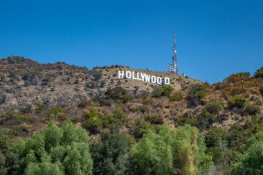 Los Angeles, Usa 'da bir tepenin üstündeki ünlü Hollywood yazıtları.