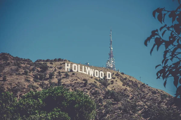 Kirjaimet Hollywood kukkulalla symboloi elokuvateollisuuden — kuvapankkivalokuva