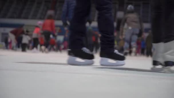 Patinagem pública no gelo da pista de gelo da cidade — Vídeo de Stock