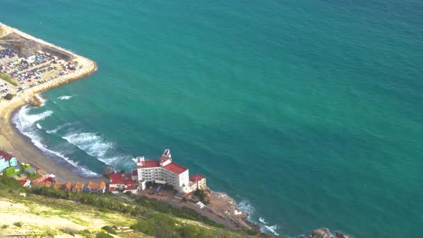 Costa del mar con aguas turquesas transparentes en un destino turístico del hotel. paraíso turístico en Gibraltar — Vídeos de Stock