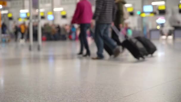 Passagiers met bagage in de lobby van de luchthaven gaan naar het vliegtuig — Stockvideo