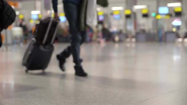 A bőröndös emberek a reptérre költöznek. — Stock videók