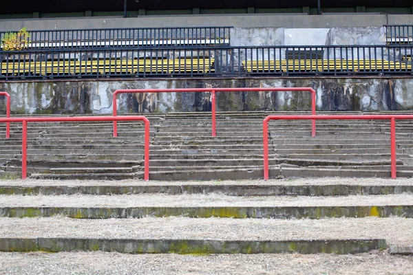 Oud stadion voor een groot aantal toeschouwers. Verlaten tribunes en gebouwen — Stockfoto