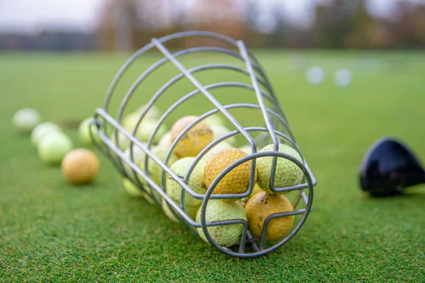 Golfuitrusting op groene golfbaan, ballen en stokken klaar om te spelen — Stockfoto