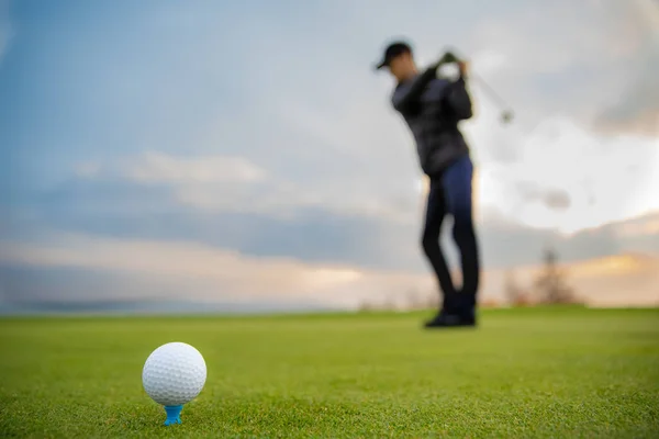 Golfer απεργία ακριβείας στέλνει μπάλα σε μια τρύπα — Φωτογραφία Αρχείου